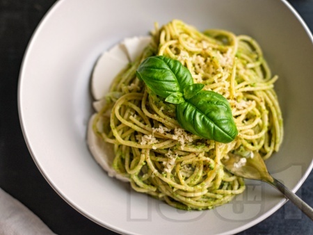 Спагети паста с босилеково песто и пармезан - снимка на рецептата